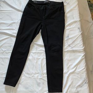 Torrid premium bombshell skinny jeans size 16R and in good condition.